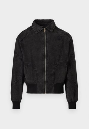 Veste bomber en denim noir avec fermeture éclair à l'avant, poignets côtelés, ourlet à la taille et logo ton sur ton sur le côté gauche de la poitrine.