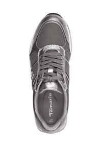 Chaussure de sport grise avec une tige en cuir lisse, des accents en mesh et un bout arrondi. Comprend des détails métalliques et une semelle extérieure en caoutchouc avec des lacets.