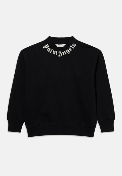 Μαύρο φούτερ με μακριά μανίκια, ριμπ μανσέτες και τελείωμα, με λευκό κείμενο «Palm Angels» σε γοτθική γραμματοσειρά κατά μήκος του μπροστινού μέρους του λαιμού.