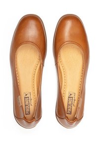 Bailarinas de cuero marrón con puntas redondeadas y detalles de costura, que presentan un acabado suave y plantillas acolchadas.