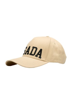 Cappellino da baseball beige con visiera curva e lettere maiuscole nere "SADA" sul pannello frontale.