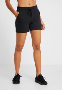 Musta puuvillainen urheilushortsit, joissa on joustava vyötärö, säädettävä nauha ja sivutaskut. Shortseissa on rento istuvuus ja sileä kudos.