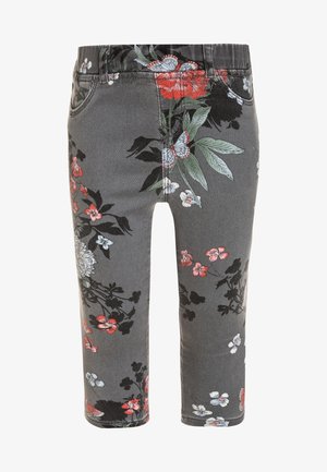 Pantalon gris avec imprimé floral et papillons en rouge, blanc et vert, avec poches avant et passants pour ceinture.