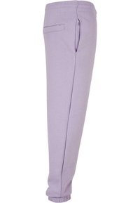 Lila Sweatpants mit einer taillierten Passform, elastischem Bündchen am Knöchel und einer aufgesetzten Gesäßtasche. Hergestellt aus weichem Material für besonderen Komfort.