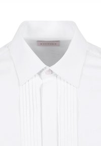 Weißes Hemd mit klassischem Kragen, ausgestattet mit vertikalen Piquet-Falten, einem einzigen pinken Knopfverschluss und einer glatten, glänzenden Stoffoberfläche.