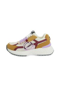 Sneaker con tomaia in mesh beige, dettagli in suede marrone, lacci viola e un grande logo ovale argento. Suola intermedia bianca texturizzata e suola grigia.