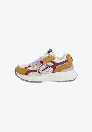 Sneaker met een mesh bovenwerk in beige, bruine suède accenten, paarse veters en een opvallend zilveren ovale logo. Witte gestructureerde tussenzool en grijze zool.