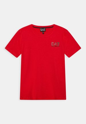 T-shirt rouge à manches courtes avec col rond, présentant un petit logo EA7 Emporio Armani sur le haut gauche de la poitrine.