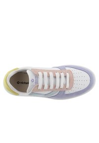Sneaker bianca con dettagli in suede pastello viola, rosa e giallo, lacci bianchi, punta perforata e branding "Victoria" sulla linguetta e nella soletta.