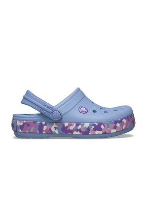Zoccolo Crocs azzurro chiaro con cinturino regolabile al tallone e suola con motivo mimetico viola, rosa, bianco e blu.