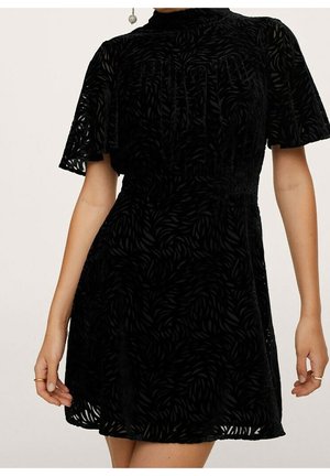 Czarna krótka sukienka z krótkimi, falującymi rękawkami, ozdobiona wzorem liści oraz z wysokim kołnierzem. Wykonana z lekkiego, teksturowanego materiału.