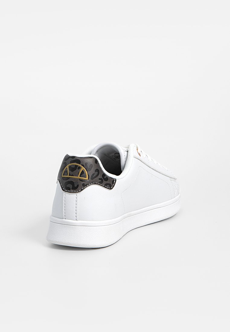 Weißer Sneaker mit einer glatten Lederoberfläche, der an der Ferse einen schwarzen Leopardenmusterakzent und ein goldenes Logodetail aufweist. Schlichtes und minimalistisches Design.