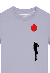 Graues T-Shirt mit einer schwarzen Silhouette eines Kindes, das einen roten Ballon hält, mit einer glatten Textur und klassischem Rundhalsausschnitt.