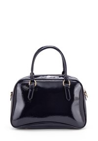 Borsa a mano lucida in pelle verniciata nera con bordi arrotondati, doppi manici superiori e dettagli in metallo dorato su uno sfondo bianco.