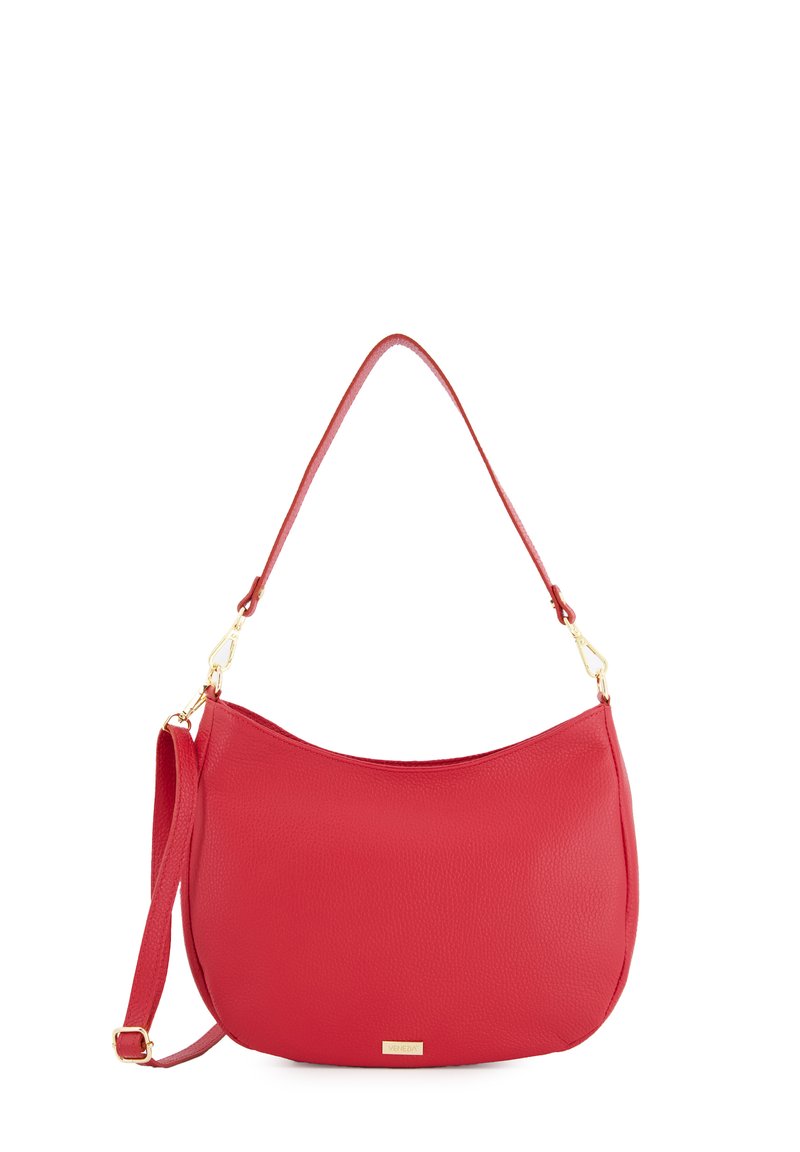 Sac à épaule en cuir rouge de forme courbée, avec un accent en métal doré et une bandoulière amovible pour des options de port polyvalentes.