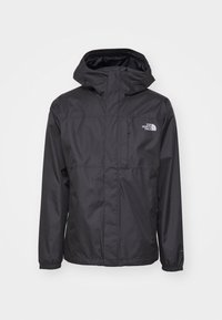Veste imperméable noire à capuche avec fermeture éclair frontale, poignets élastiques, poche poitrine et logo The North Face sur la poitrine.