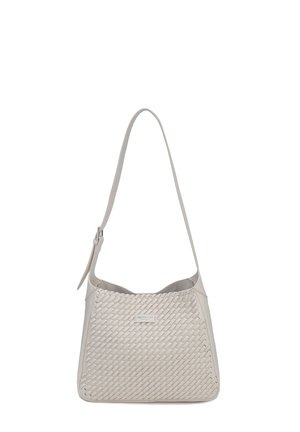 Off-white leren schoudertas met geweven voorkant, verstelbare riem en klein rechthoekig merkje in het midden van de voorkant.