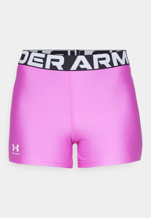 Shorts de sport roses avec une texture lisse. Ceinture noire portant "UNDER ARMOUR" en lettres blanches. Logo sur la jambe gauche.