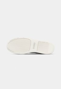 Talpă de cauciuc albă, cu un model texturat și branding "HUGO". Margini netede și profil plat, design minimal, fără modele vizibile.