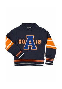 Tummansininen collegepaita korkean kauluksen kanssa, jossa on oranssi "A" ja "2018" valkoisella ääriviivalla. Raidalliset oranssit ja valkoiset hihat sekä helma.