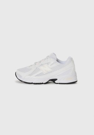 Chaussure de running blanche New Balance avec des panneaux en mesh, fermeture à lacets et semelle en caoutchouc noire, présentée sur un fond clair uni.