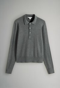 Szary polo z długim rękawem wykonany z miękkiej dzianiny, z złożonym kołnierzykiem i pięcioma guzikami. Ściągacze przy mankietach i u dołu.