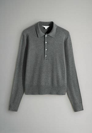 Pelēka garām piedurknēm polo krekls mīksta adījuma, ar salocītu apkakli un piecu pogu kakla atvērumu. Ribotās piedurkņu un apakšdaļas malās.