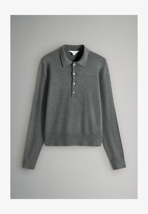 Szary polo z długim rękawem wykonany z miękkiej dzianiny, z złożonym kołnierzykiem i pięcioma guzikami. Ściągacze przy mankietach i u dołu.