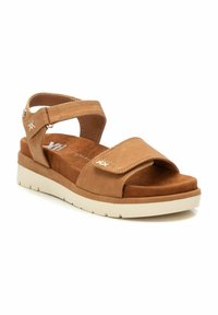 Sandalias de ante marrón con dos correas ajustables, plantilla acolchada y suela de goma blanca. Presenta un sutil detalle de logo en el costado.