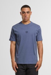 Męska koszula z krótkim rękawem w granatowym kolorze z mieszanki bawełny, z okrągłym dekoltem i subtelnym logo na piersi, z paskowanymi akcentami na rękawach.