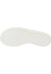 Witte rubber zool van een schoen met een gestructureerd, gepatenteerd oppervlak met een ruitpatroon en geribbelde randen voor grip.