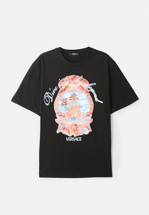 Camiseta de algodón negra con un gráfico colorido de una pecera que incluye coral, peces y un motivo de cabeza de león. Incluye el texto "Versace" en la parte inferior.