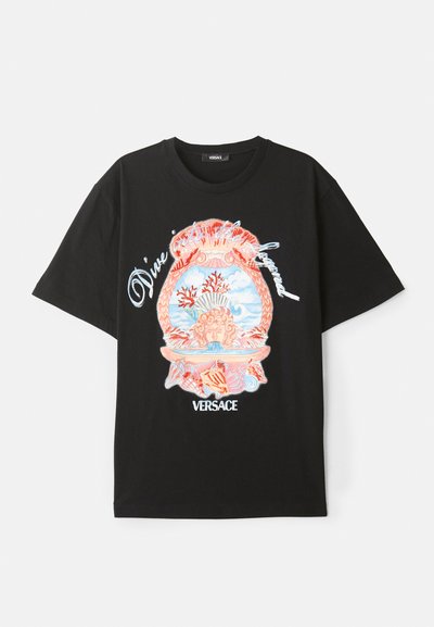 T-shirt en coton noir avec un graphique coloré de bocal à poissons, comprenant du corail, des poissons et un motif de tête de lion. Comprend le texte "Versace" en bas.