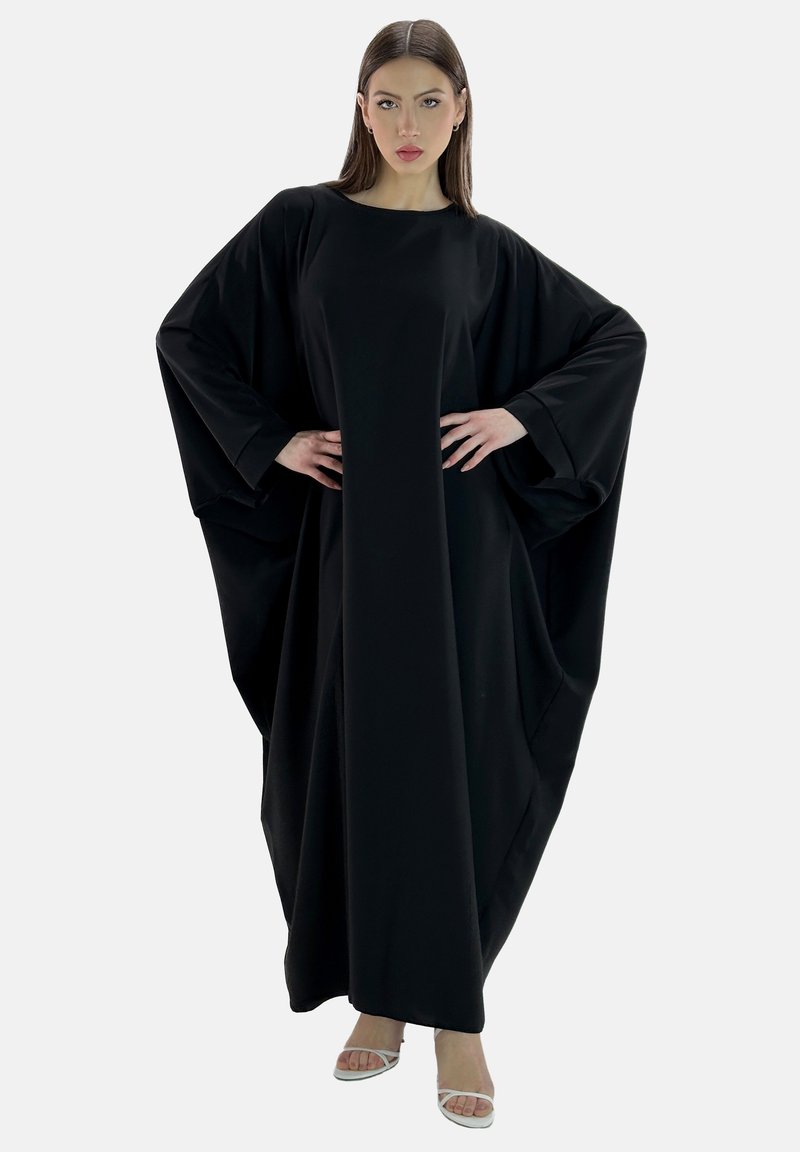 Schwarzes, übergroßes Kleid mit weiten Ärmeln und einer entspannten Silhouette, aus glattem Stoff gefertigt. Einfaches Design, bodenlang ohne Verzierungen.