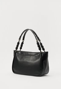 Svart läderhandväska med en strukturerad form, med texturerade, knutna handtag och detaljer i guldton. Slät yta, minimalistisk design.