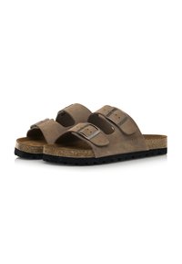 Sandali in suede marrone con due cinturini regolabili, sottopiede in sughero e suola in gomma nera con battistrada testurizzato per una presa migliore.