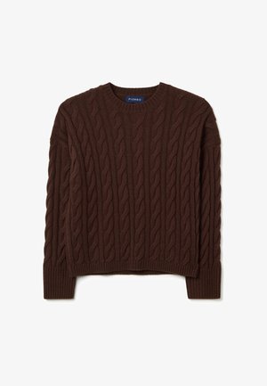 Suéter marrón de punto trenzado con cuello redondo, puños y dobladillo acanalados. Está hecho de una tela texturizada que presenta un patrón de trenzas prominente.