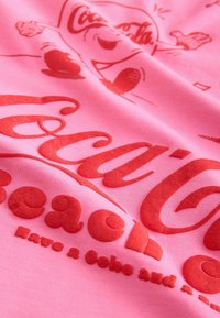 OFFICIAL COCA COLA LICENCE GRAPHIC CREW NECK - Print T-shirt - pink red beach club