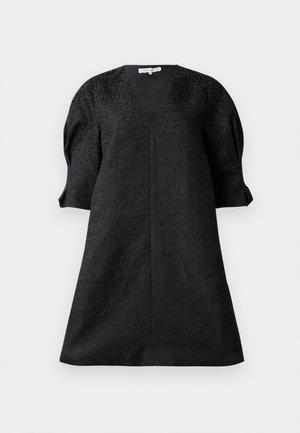 Vestido preto com um decote em V, mangas curtas em balão e tecido texturizado com pequenos adornos para detalhes.