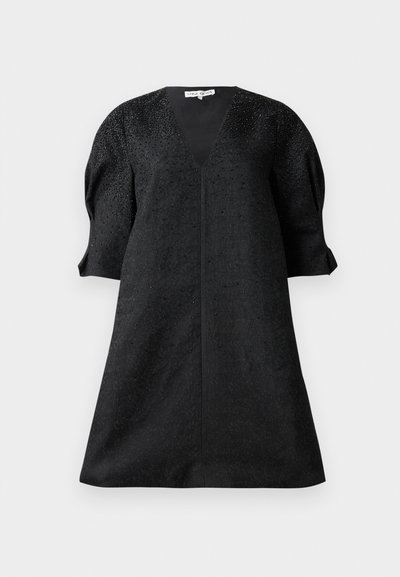 Zwarte jurk met een V-halslijn, korte pofmouwen en een textuurstof met kleine embellissementen voor detail.