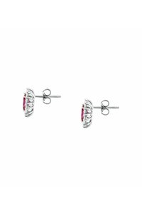 Orecchini a perno in argento con una pietra rossa centrale, circondata da un design in metallo rigato, che offre un aspetto elegante e minimalista.