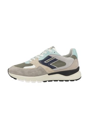 Sportliche Sneaker aus einer Kombination von Wildleder und Netzmaterial in Grau, Hellblau und Dunkelblau, mit einer weißen und schwarzen Außensohle und Schnürung an der Vorderseite.
