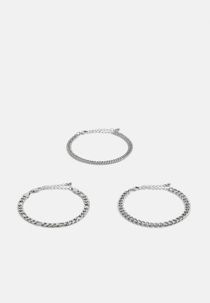Tre sølvkjede armbånd med variert veving og teksturer, som har lås og justerbare kjeder for tilpasning.