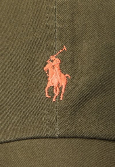Casquette de baseball en coton vert olive avec un logo en broderie de pêche représentant un joueur de polo à cheval. Tissu texturé avec un bord incurvé.