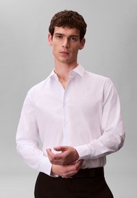 Calvin Klein SOLID CLASSIC SHIRT - Camicia - brilliant white