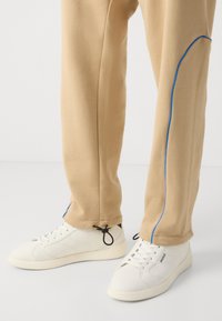 HUGO NIPIPEPANT - Pantalones deportivos - medium beige