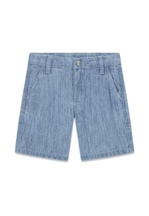 Hellblaue Jeansshorts mit Fronttaschen, Gürtelschlaufen und einem Knopfverschluss in der Mitte auf weißem Hintergrund.