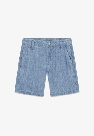 Hellblaue Jeansshorts mit Fronttaschen, Gürtelschlaufen und einem Knopfverschluss in der Mitte auf weißem Hintergrund.