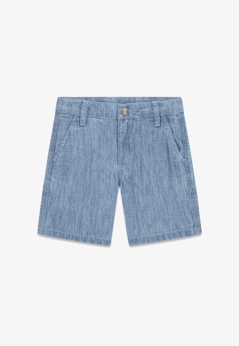 Shorts en denim bleu clair avec poches avant, passants pour ceinture et fermeture par bouton centrée sur un fond blanc.