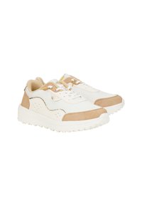 Białe i beżowe sneakersy z mixem gładkiego materiału i zamszu. Okrągły czubek, teksturowana podeszwa i perforowane akcenty po bokach. Sznurowany fason.